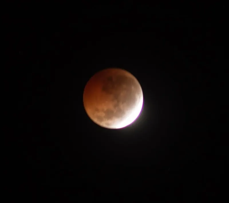 Lua avermelhada durante um eclipse lunar