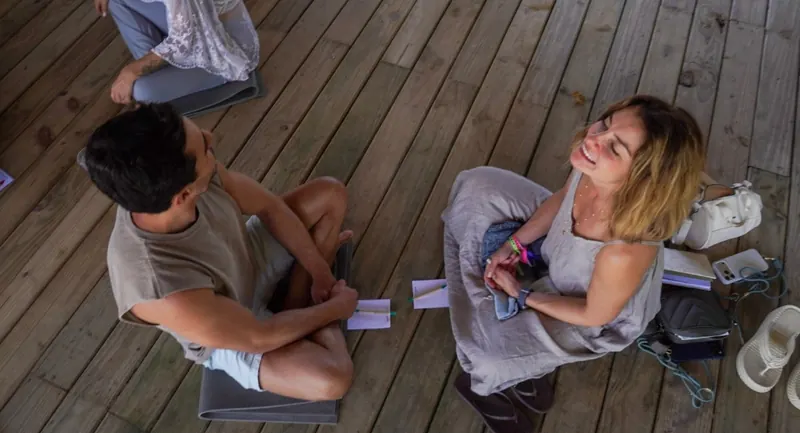 Participantes sentados no deck conversando