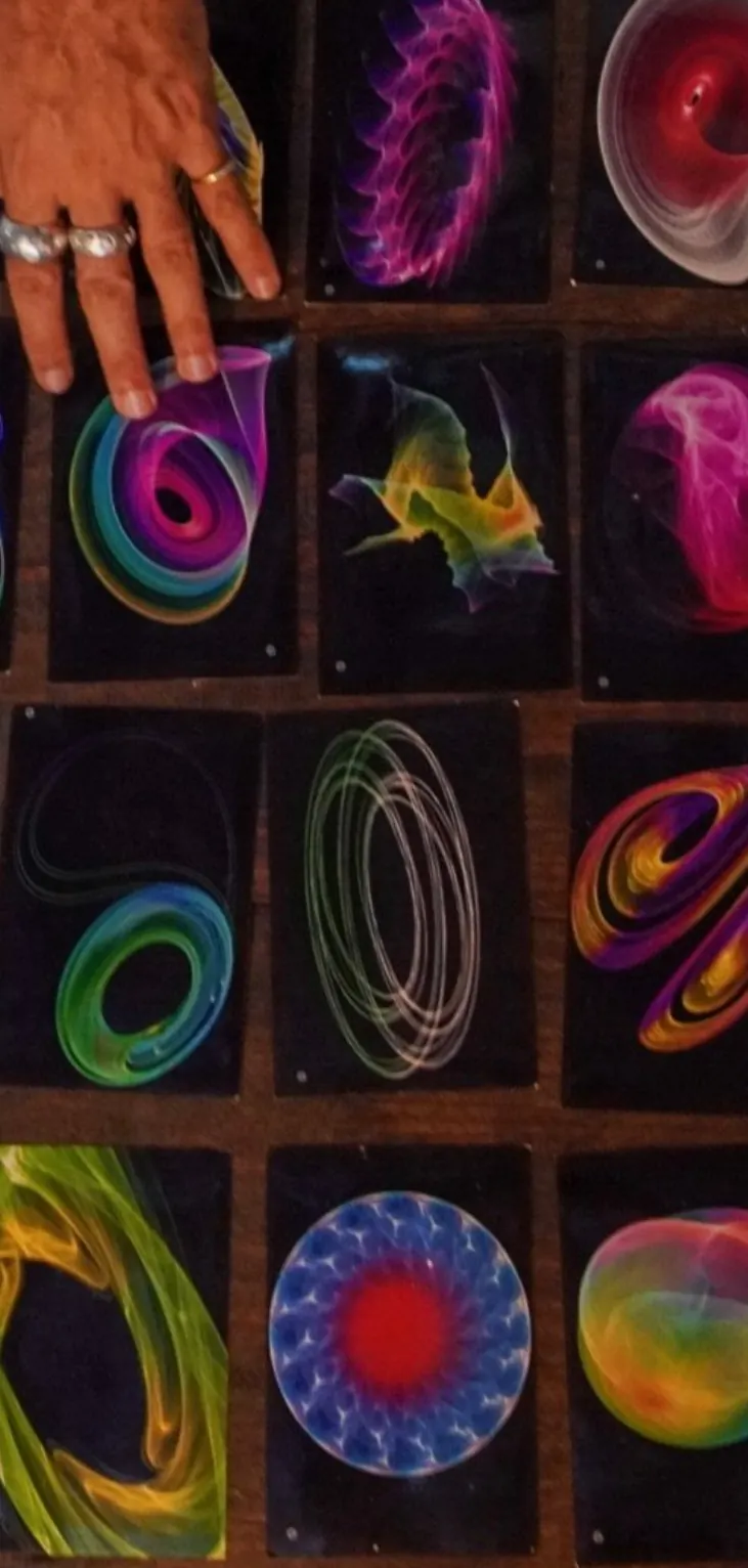Mão escolhendo uma carta entre imagens coloridas