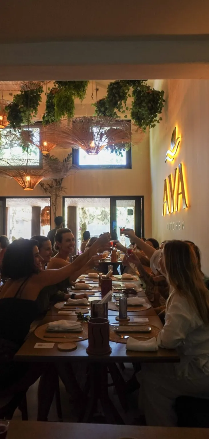 Jantar do grupo em mesa comprida brindando