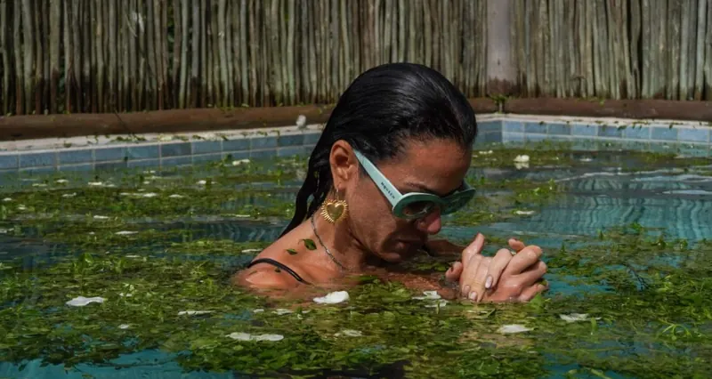 Participante em banho de ervas na piscina